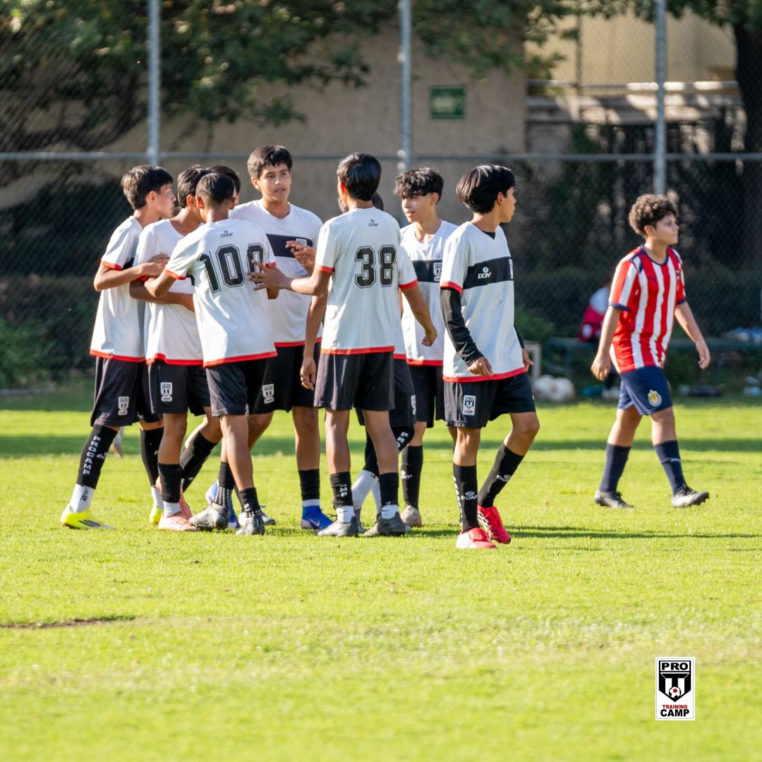 Equipo de Pro Training Camp celebrando un gol en la cancha.
